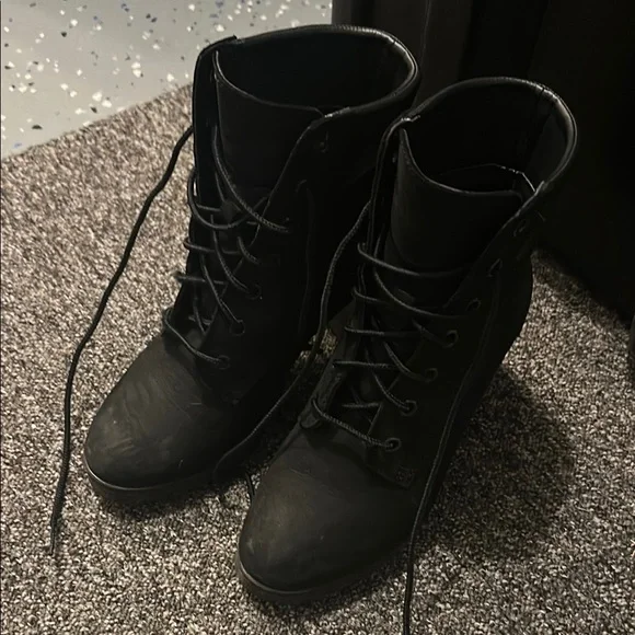 Timberland Black Lace-Up Women's Boots - Picture 1 of 5
